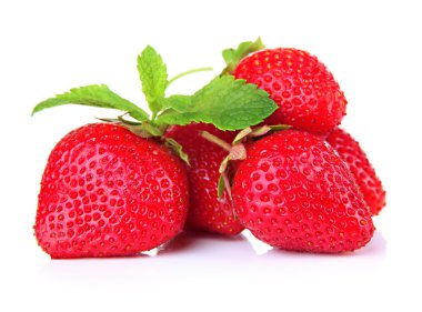 Olgun tatlı çilek ve nane, üzerinde beyaz izole