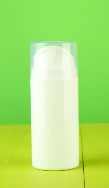 krem renkli arka plan üzerinde şişesiyle