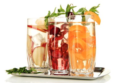 buz üzerinde beyaz izole meyve içecekler bardak