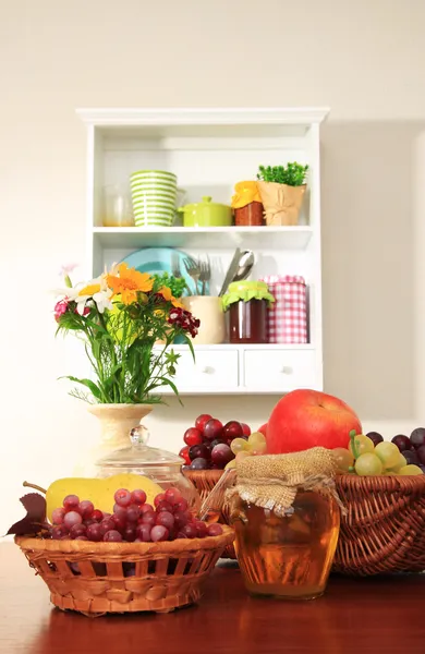 Composición de la cocina en la mesa sobre el fondo del estante —  Fotos de Stock