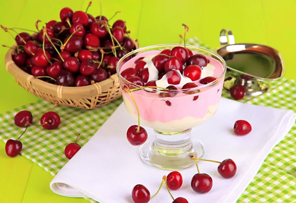 Смачний вишневий десерт у скляній вазі на дерев'яному столі крупним планом — стокове фото