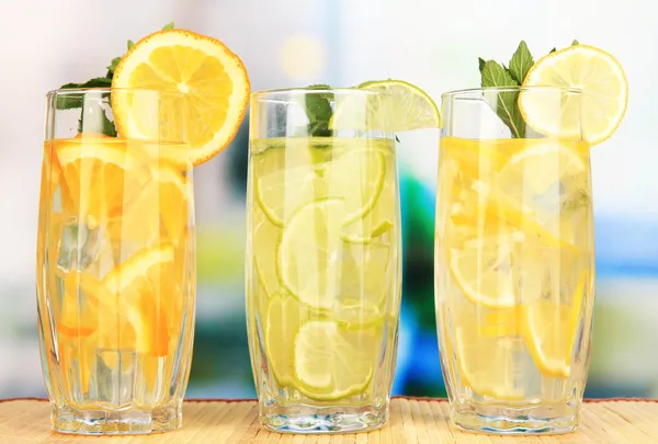 Vasos de bebidas de frutas con cubitos de hielo en la mesa en la cafetería —  Fotos de Stock