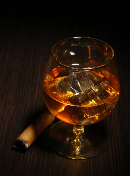 加木背景上冰白兰地杯 — 图库照片