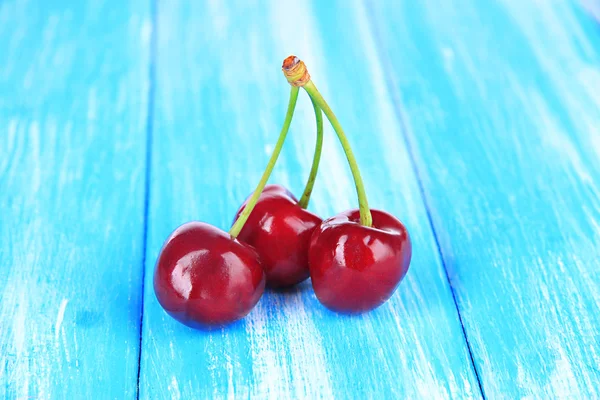 Kirschbeeren auf Holztisch in Großaufnahme — Stockfoto