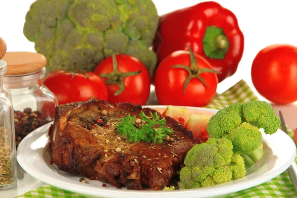 Pedaço de carne frita na placa isolada em branco — Fotografia de Stock