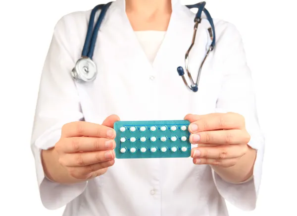 Pilules hormonales dans les mains du médecin isolé sur blanc — Photo