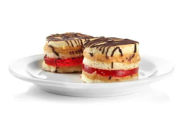 Gâteaux de biscuits savoureux sur assiette, isolés sur blanc — Photo