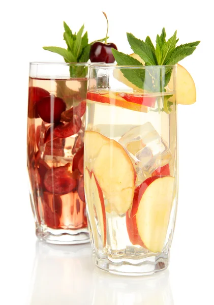 Vasos de bebidas de frutas con cubitos de hielo aislados en blanco — Foto de Stock