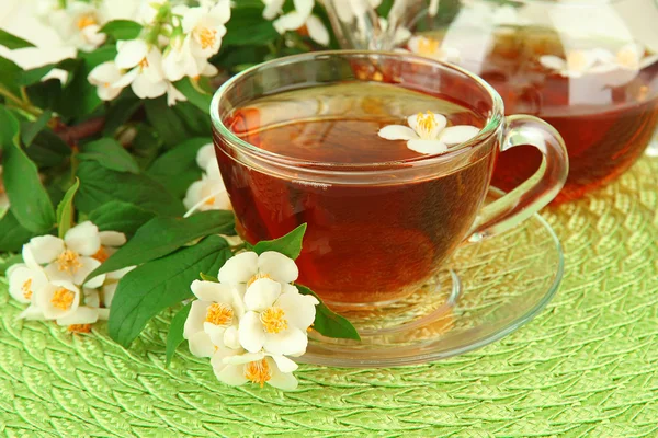 Tasse Tee mit Jasmin, auf Weidenmatte, Nahaufnahme — Stockfoto