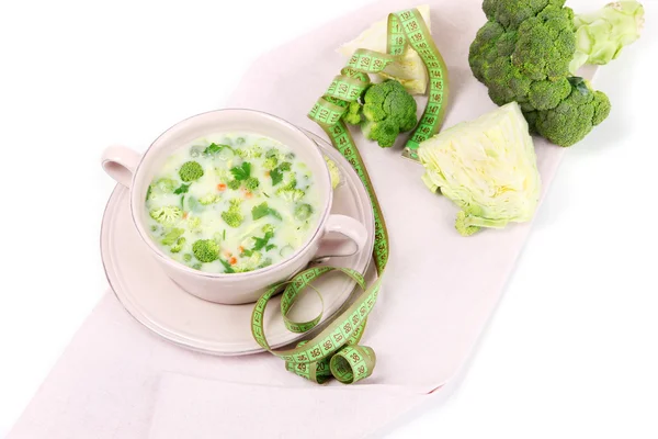 Sopa de col en plato en servilleta aislada en blanco — Foto de Stock