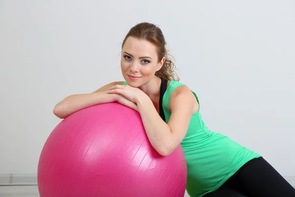 Portret van mooie jonge vrouw oefeningen met gymnastiek bal — Stockfoto