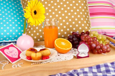 Sevgililer günü yakın çekim üzerinde yatakta kahvaltı