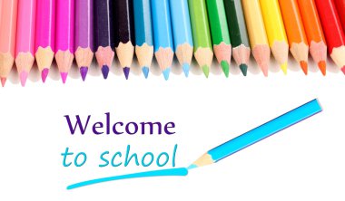 beyaz üzerine izole edilmiş renkli kalemler