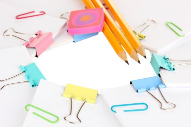 bağlayıcı klipleri içeren belgeleri kapatın