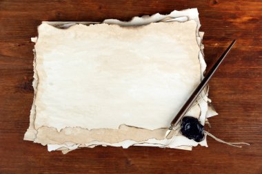 ahşap zemin üzerinde eski kağıt ve mürekkep kalem