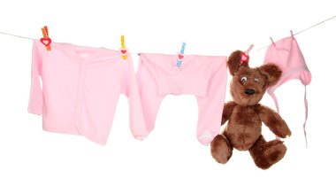 Bebek giysileri üzerinde beyaz izole clothesline üzerinde asılı