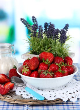 Tablo penceresinin arka plan üzerinde çilek plaka hasır üzerinde durmak