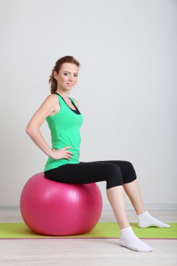 güzel bir genç kadın egzersiz jimnastik topu ile portresi