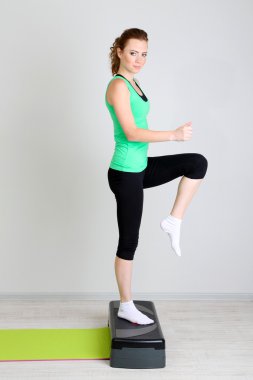 güzel bir genç kadın Step egzersizleri