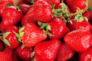 çilek kase yakın çekim arka planda