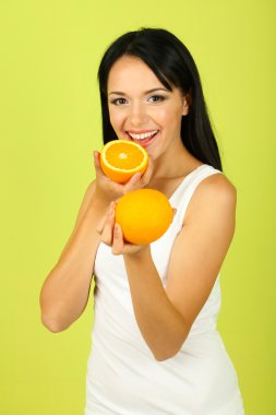 taze meyve suyu ve turuncu yeşil zemin üzerine olan kız