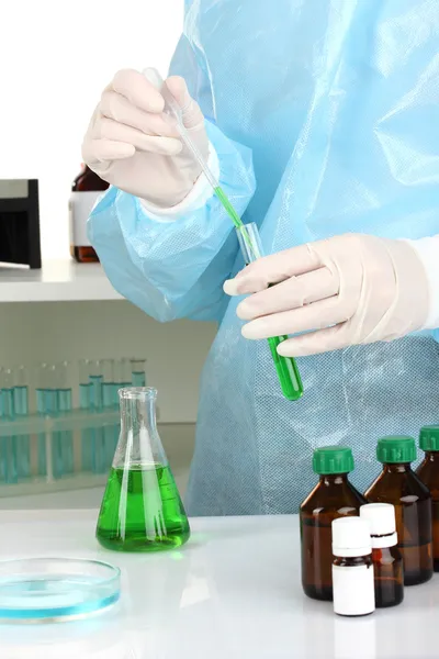 Cientista realizando pesquisa em laboratório de perto — Fotografia de Stock