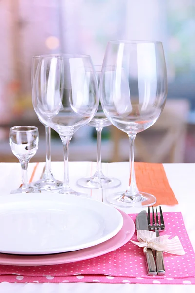 Tischdekoration mit Gläsern für verschiedene Getränke auf dem Tisch vor dem Hintergrund des Zimmers — Stockfoto