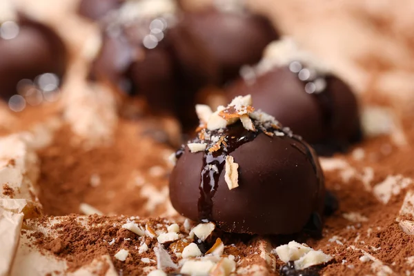 Шоколадні цукерки з горіхами, крупним планом — стокове фото
