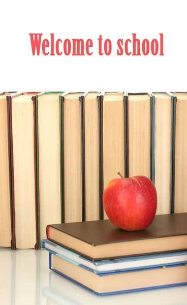 Halom könyvet egy alma a közeli fehér háttér — Stock Fotó