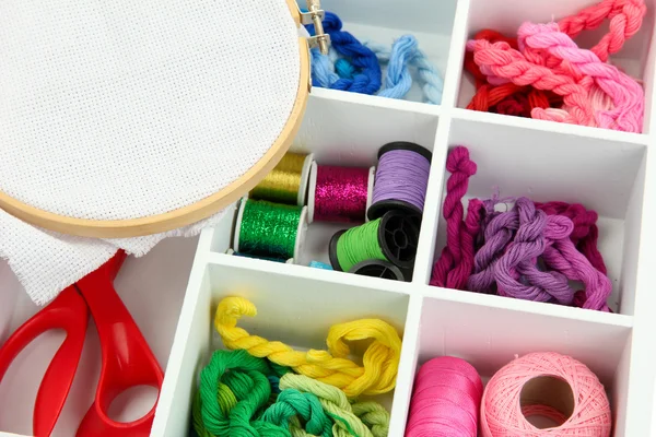 Matériel pour la broderie en boîte en bois blanc gros plan — Photo