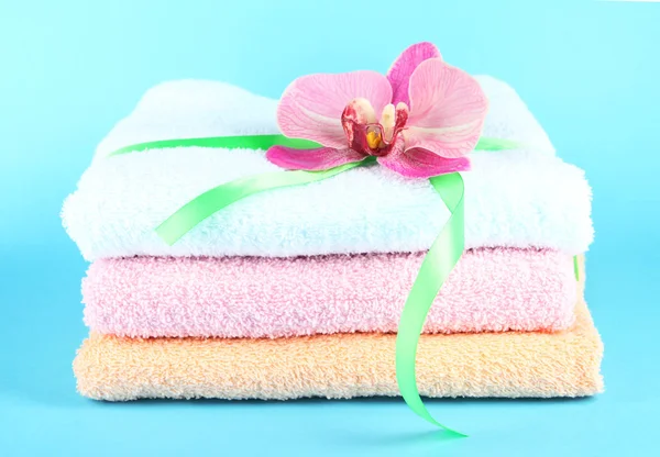 Ręczniki związany z taśmy na niebieskim tle — Zdjęcie stockowe