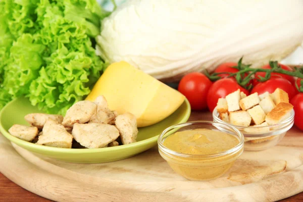 Ingredienti per insalata Cesare su sfondo luminoso — Foto Stock