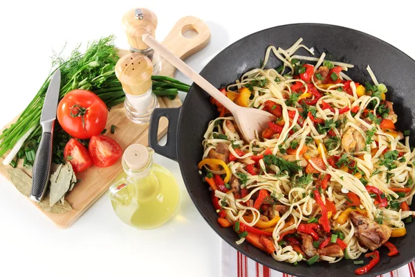 Tagliatelle con verdure sul wok isolato su bianco — Foto Stock