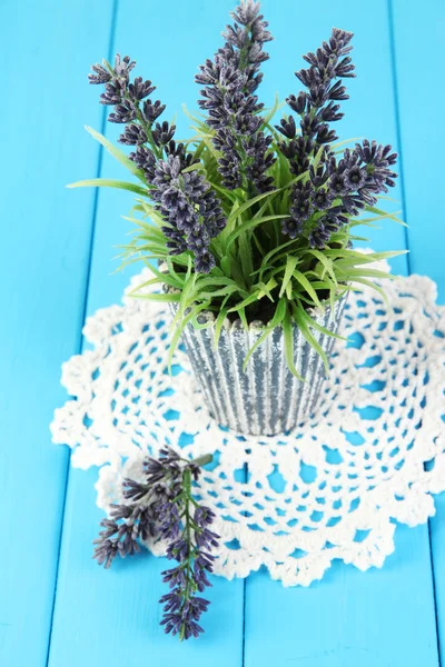 Lavanda decorativa en jarrón sobre tabla de madera azul de cerca — Foto de Stock