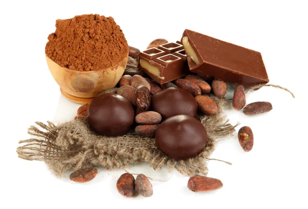 Samenstelling van chocolade snoepjes en cacao, geïsoleerd op wit — Stockfoto