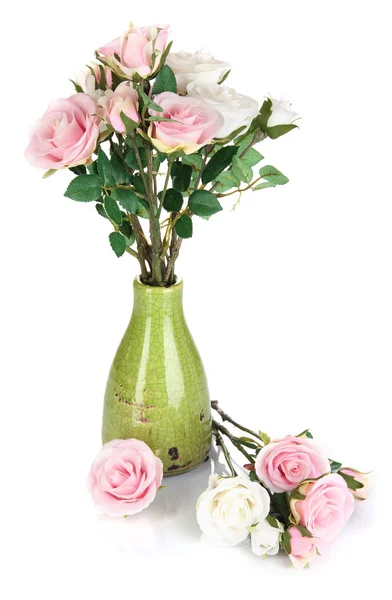 白で隔離される花瓶に美しいピンクおよび白いばら — ストック写真