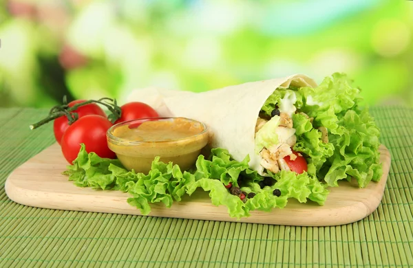 Kebab - grilled meat and vegetables, on bamboo mat, on bright background — Stock Photo, Image