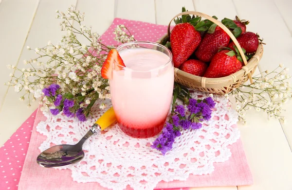 Delicioso yogur de fresa en vaso sobre mesa de madera —  Fotos de Stock