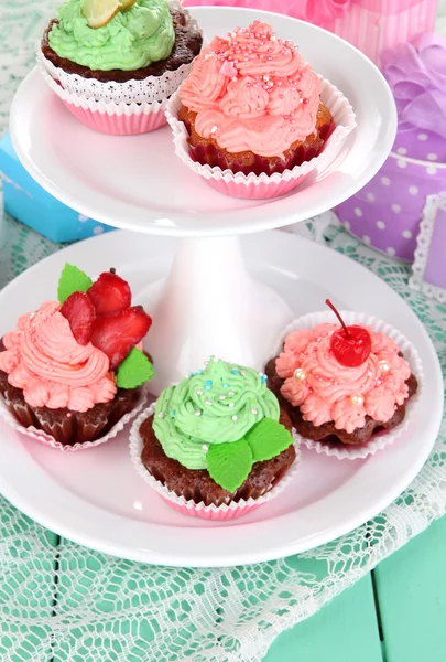 Delicious beautiful cupcakes on festive table close-up — Stock Photo, Image