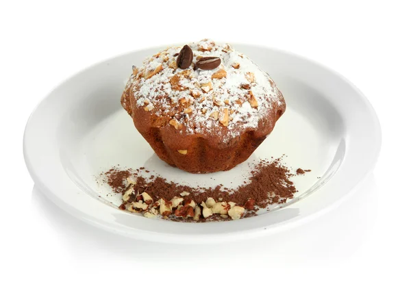 Sabroso pastel de magdalenas con azúcar en polvo y cacao en el plato, aislado en blanco — Foto de Stock