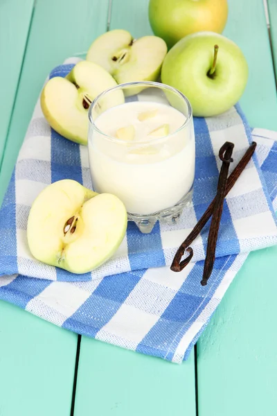 Lahodný jogurt ve skle s apple na dřevěný stůl detail — Stock fotografie