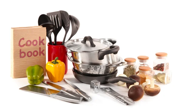 Composição de utensílios de cozinha, especiarias e legumes isolados em branco — Fotografia de Stock