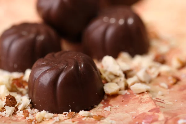 Čokoládové cukroví s ořechy, na barvu pozadí — Stock fotografie