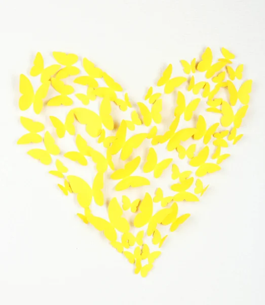 Papier papillon jaune en forme de coeur sur le mur — Photo