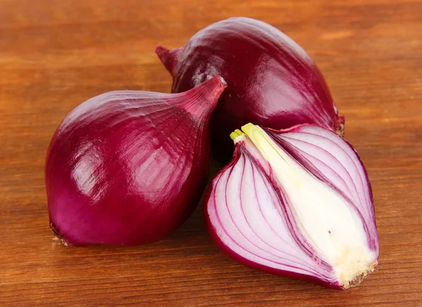 Purple onion on wooden background — Stock Photo, Image