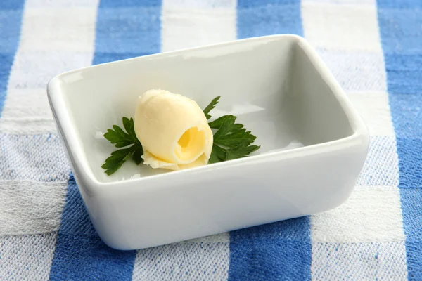 Boucle de beurre sur l'assiette, fermer — Photo