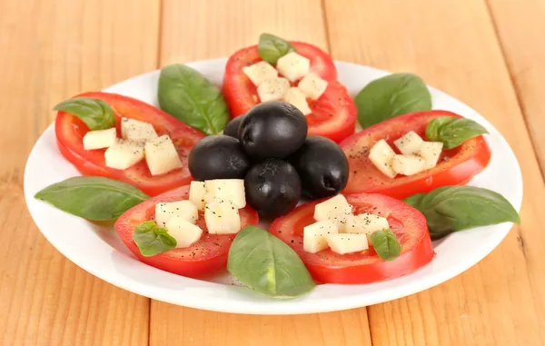 Mozzarella di formaggio con verdure in piatto sul tavolo — Foto Stock