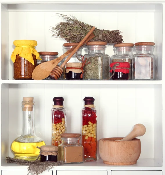 Especiarias variedade em prateleiras de cozinha — Fotografia de Stock