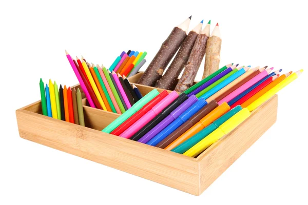 Verschiedene Bleistifte in Holzkiste, isoliert auf weiß — Stockfoto