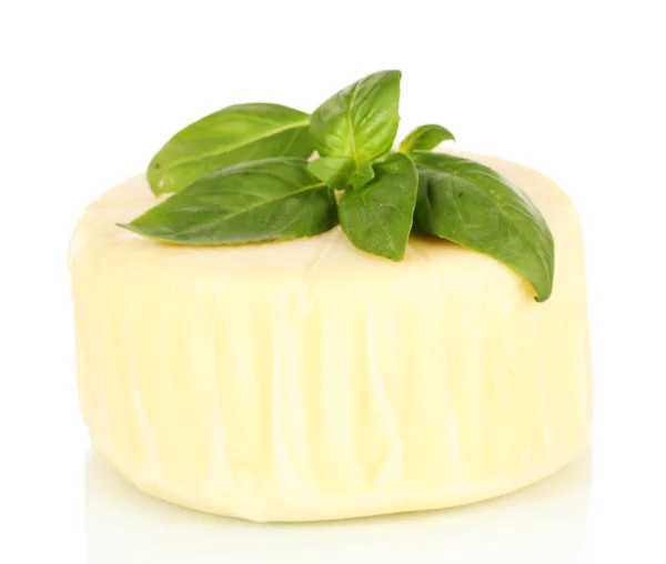 Fromage mozzarella et basilic isolé sur blanc — Photo